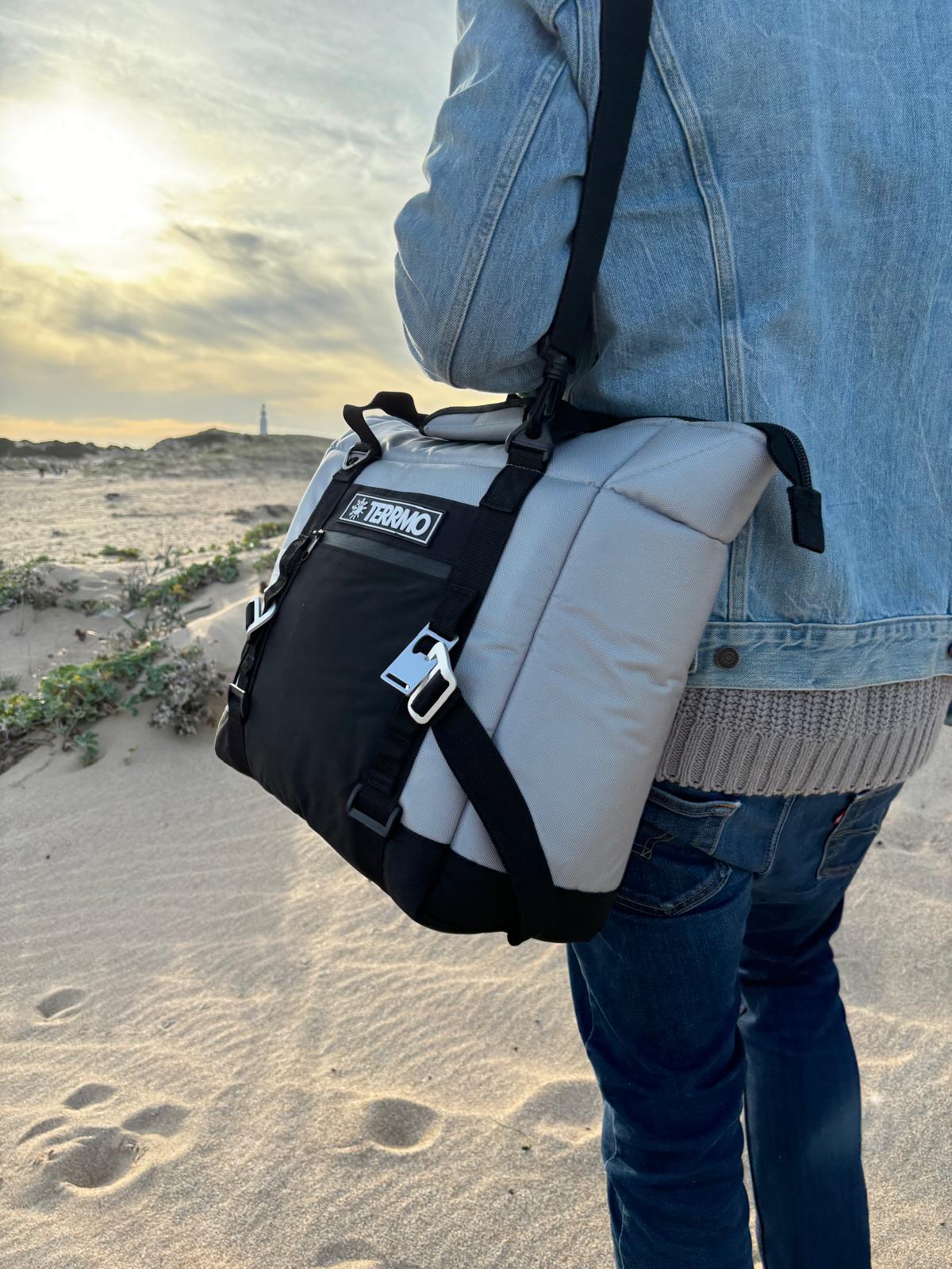 osoba nosząca torbę termiczną 24h firmy TERRMO