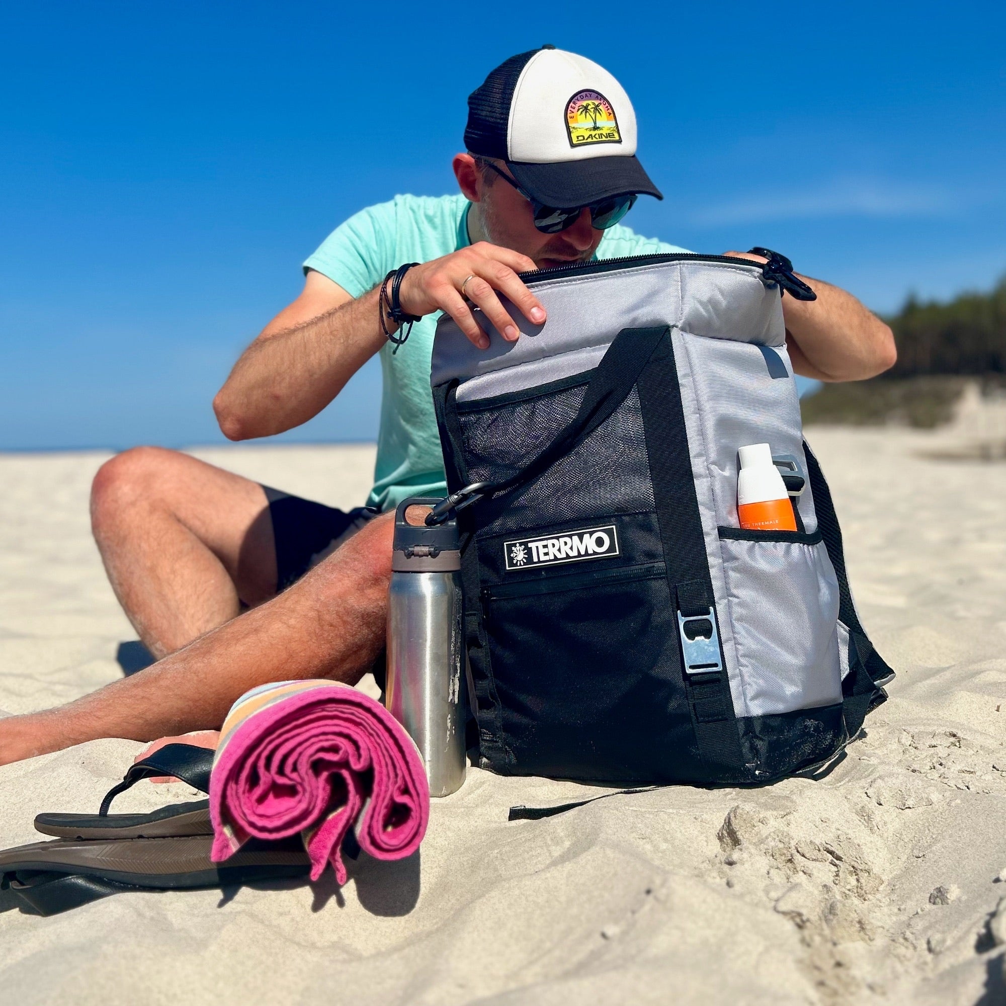 Person öffnet 25-Liter-Rucksackkühlbox für den Strand von TERRMO