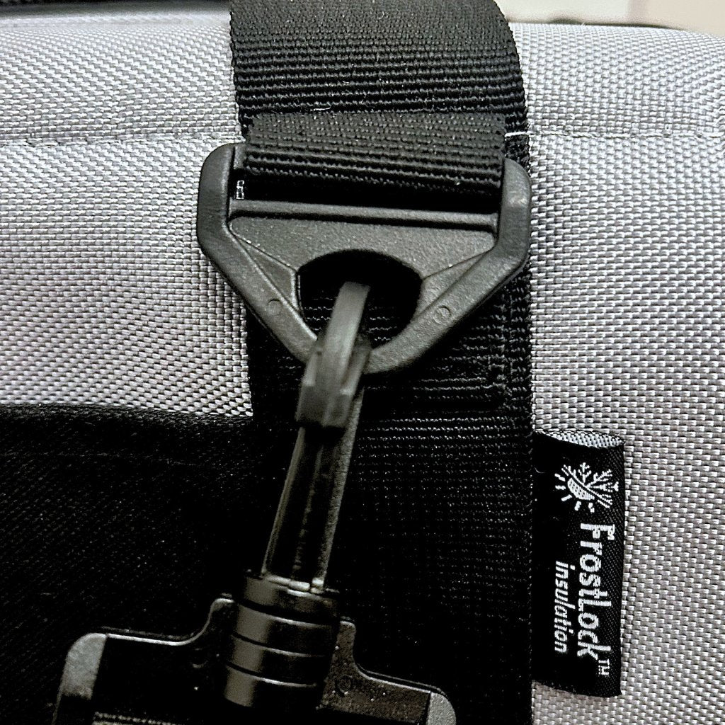 Nahaufnahme einer Gurtbefestigung an der TERRMO EPIC Mini-Kühltasche für Reisen