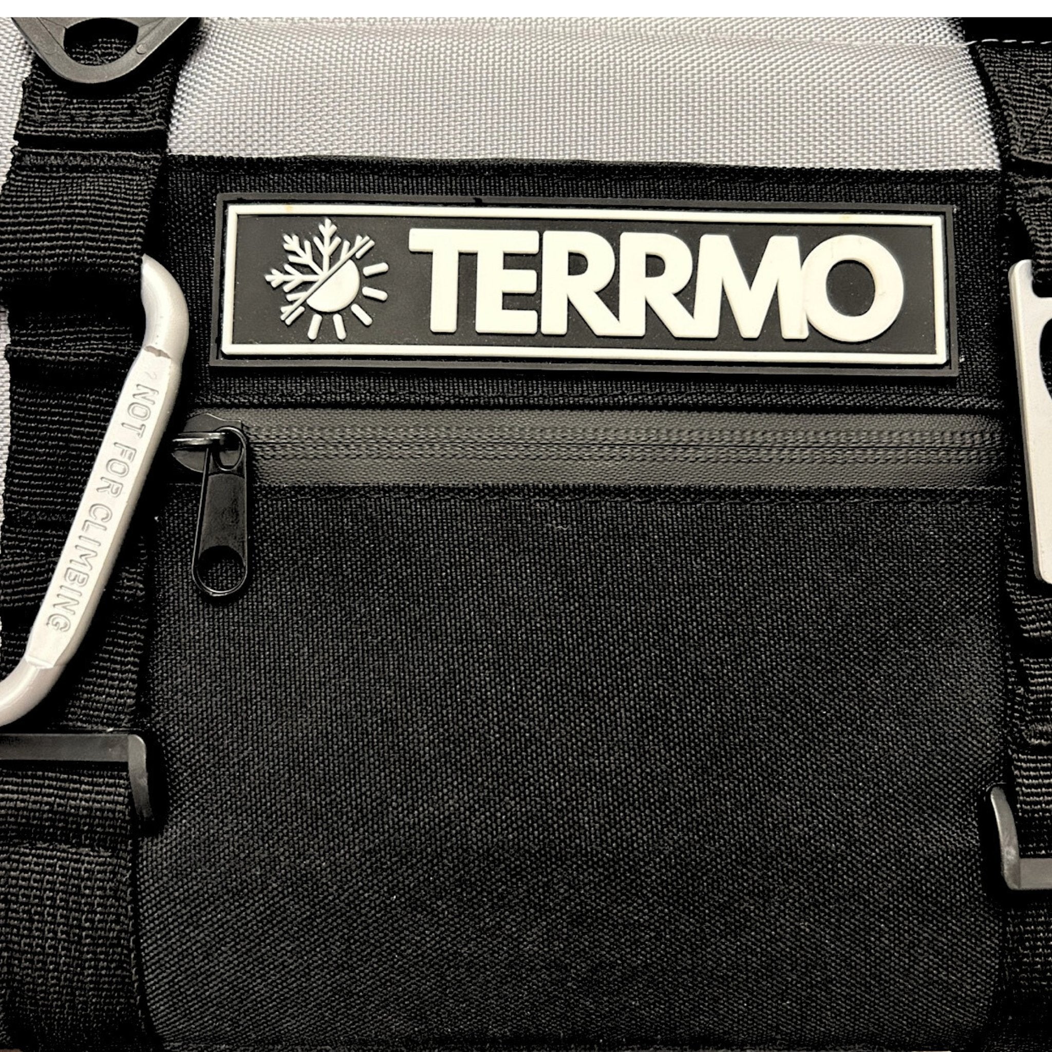 Nahaufnahme der wasserdichten Vordertasche der TERRMO EPIC 5 Kühltasche