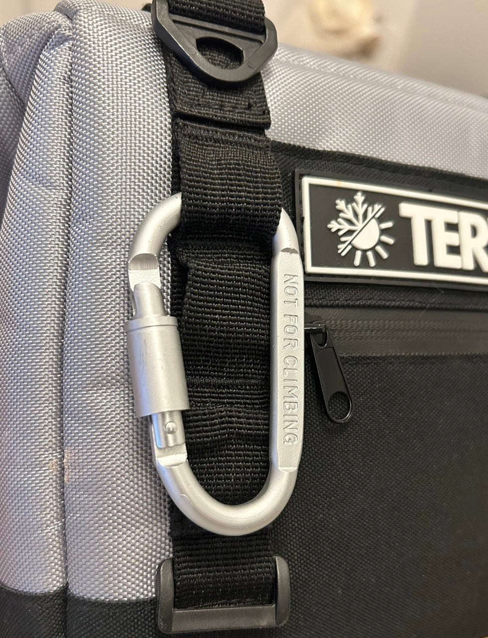 Daisy Chains und Zubehörschlaufen mit Karabinerhaken an der TERRMO EPIC Kühltasche