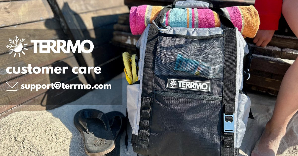 Plecak termiczny TERRMO z kolorowymi elementami na drewnianej powierzchni, z informacjami dotyczącymi obsługi klienta